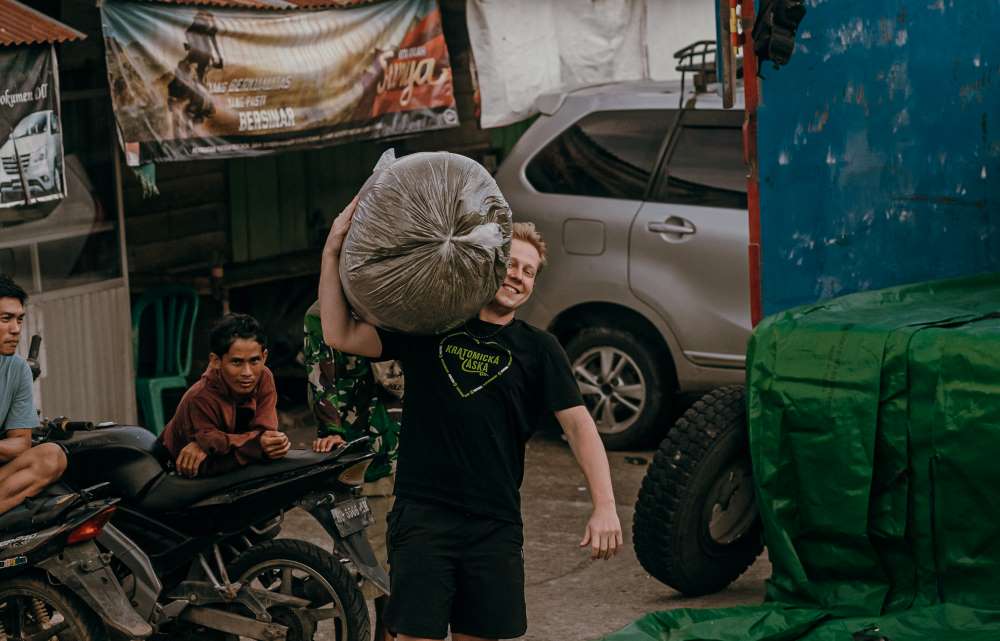 Majitel Kratomuj nese kratom v Indonesii
